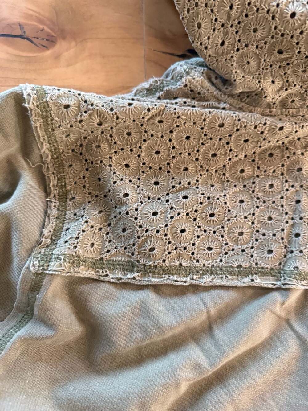 Jane and Delancey Olive Green Eyelet Lace V-Neck Hoodie Size L - Picture 8 of 10